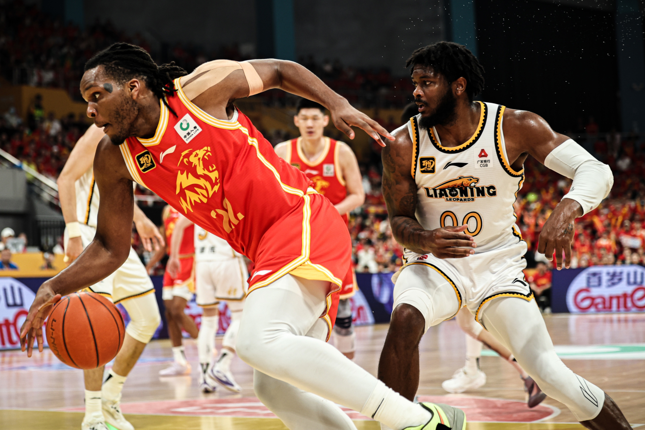 爱游戏体育-赛地聚焦——社区盾加时末段热度飙升，深圳男篮扳平良机，引发热议，身体对抗强度拉满的简单介绍-爱游戏体育